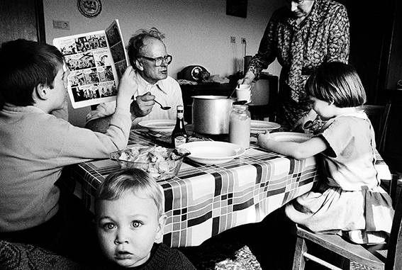 Ineke Oostveen Aan Tafel